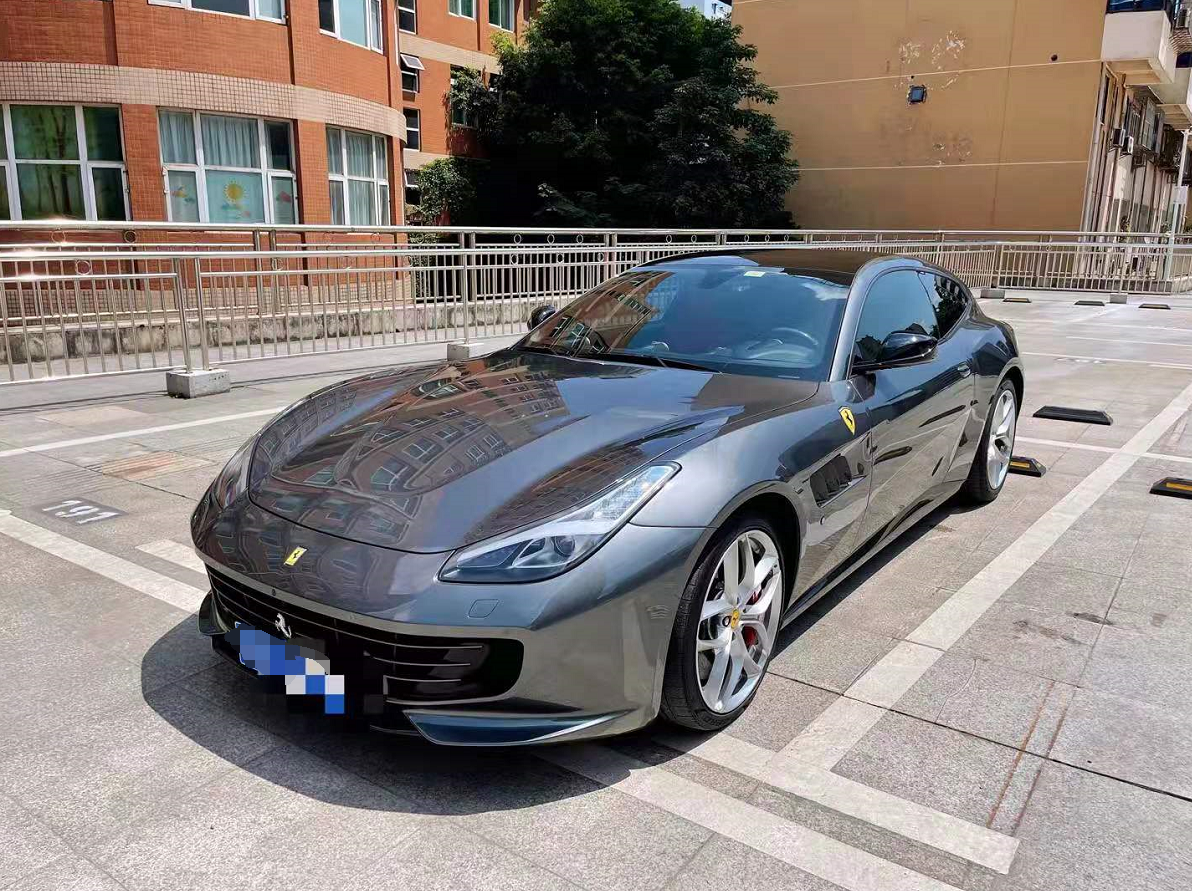 法拉利GTC4 lusso T