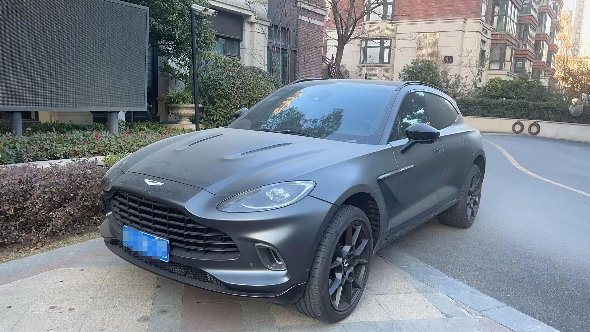 阿斯顿马丁DBX灰色2021年06月