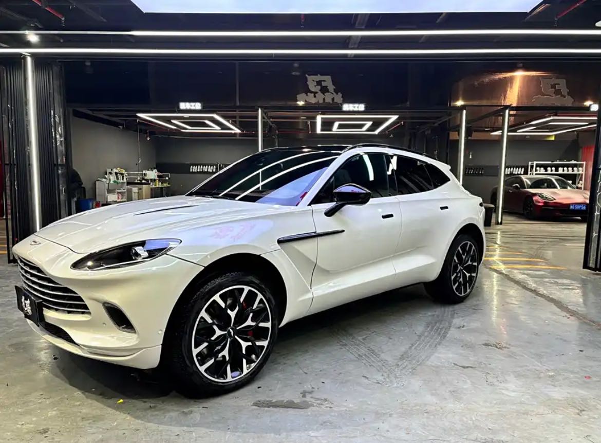 阿斯顿马丁DBX白色2021年04月