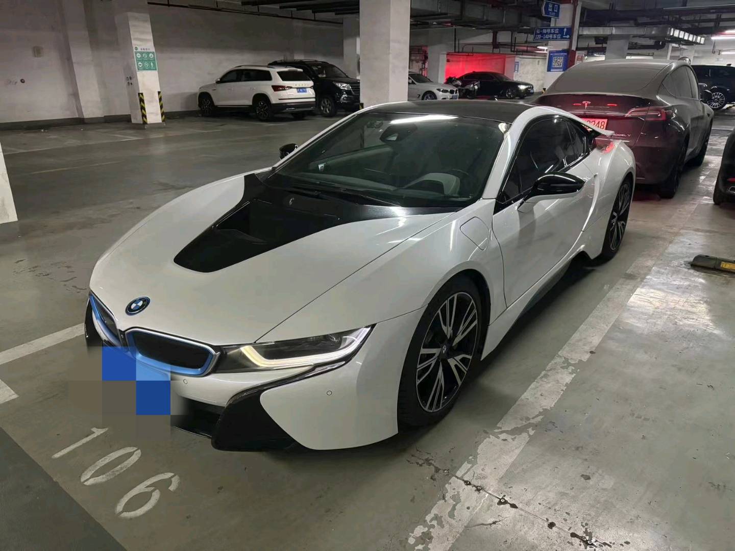 宝马M系i8白色2015年04月