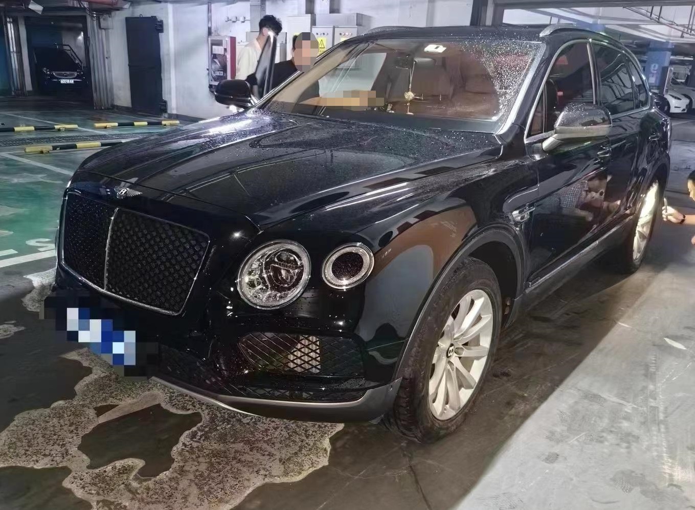 宾利添越 黑色2020年04月