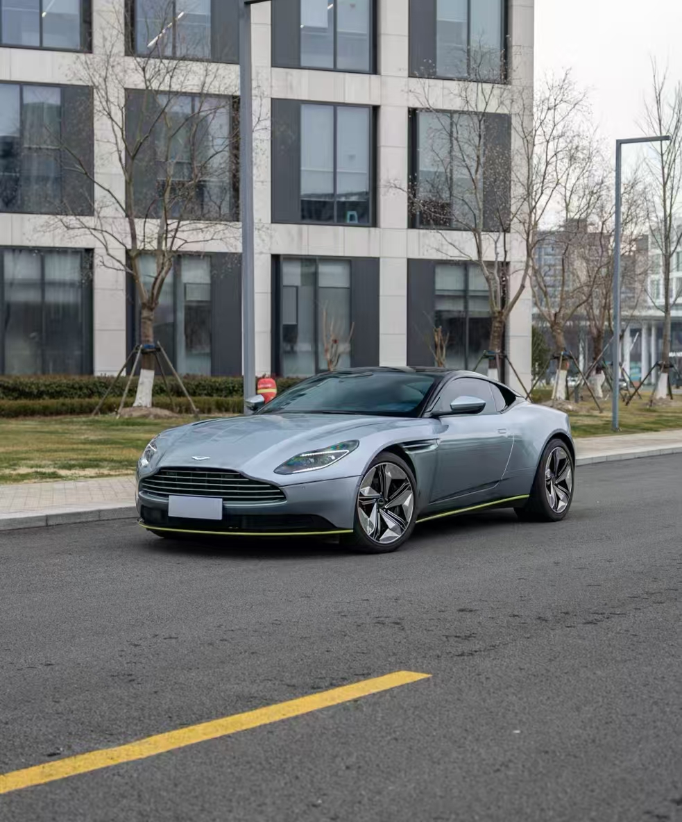 阿斯顿马丁DB11 银灰色2021年01月