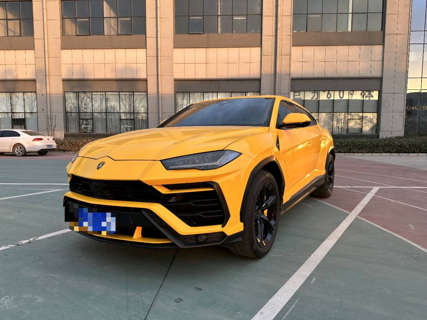 兰博基尼Urus白色2020年12月