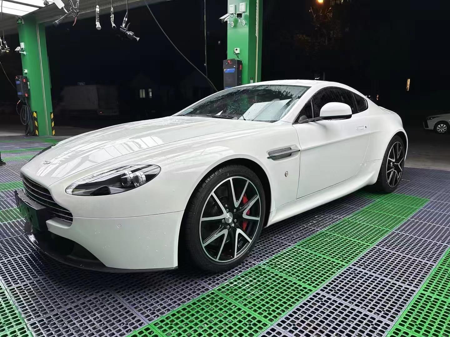阿斯顿马丁Vantage 白色2015年04月