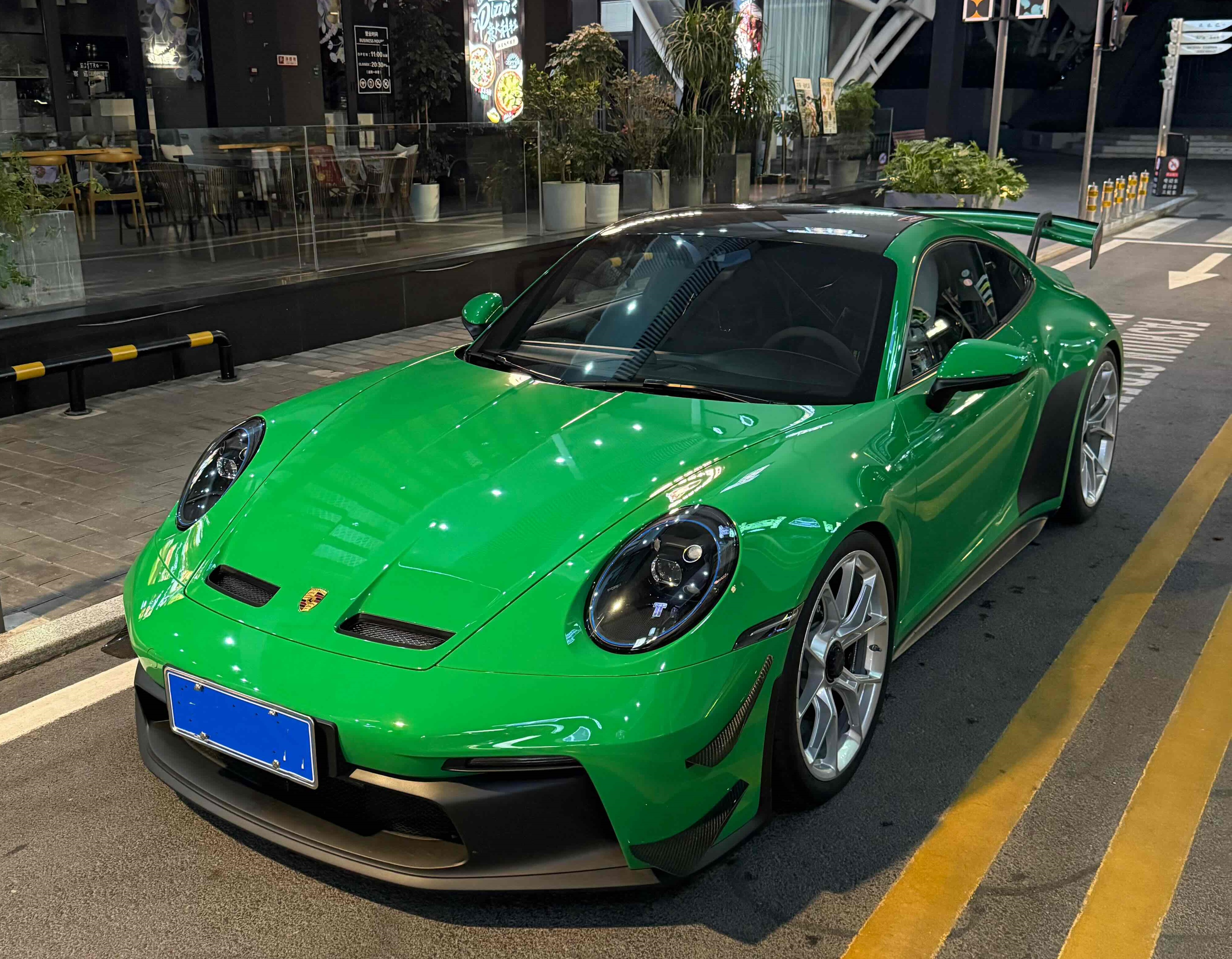 保时捷911绿色2024年08月