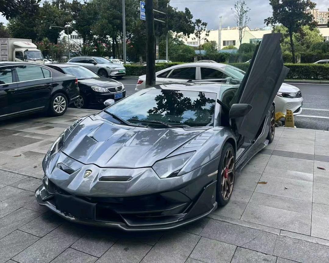 兰博基尼Aventador灰色2013年05月