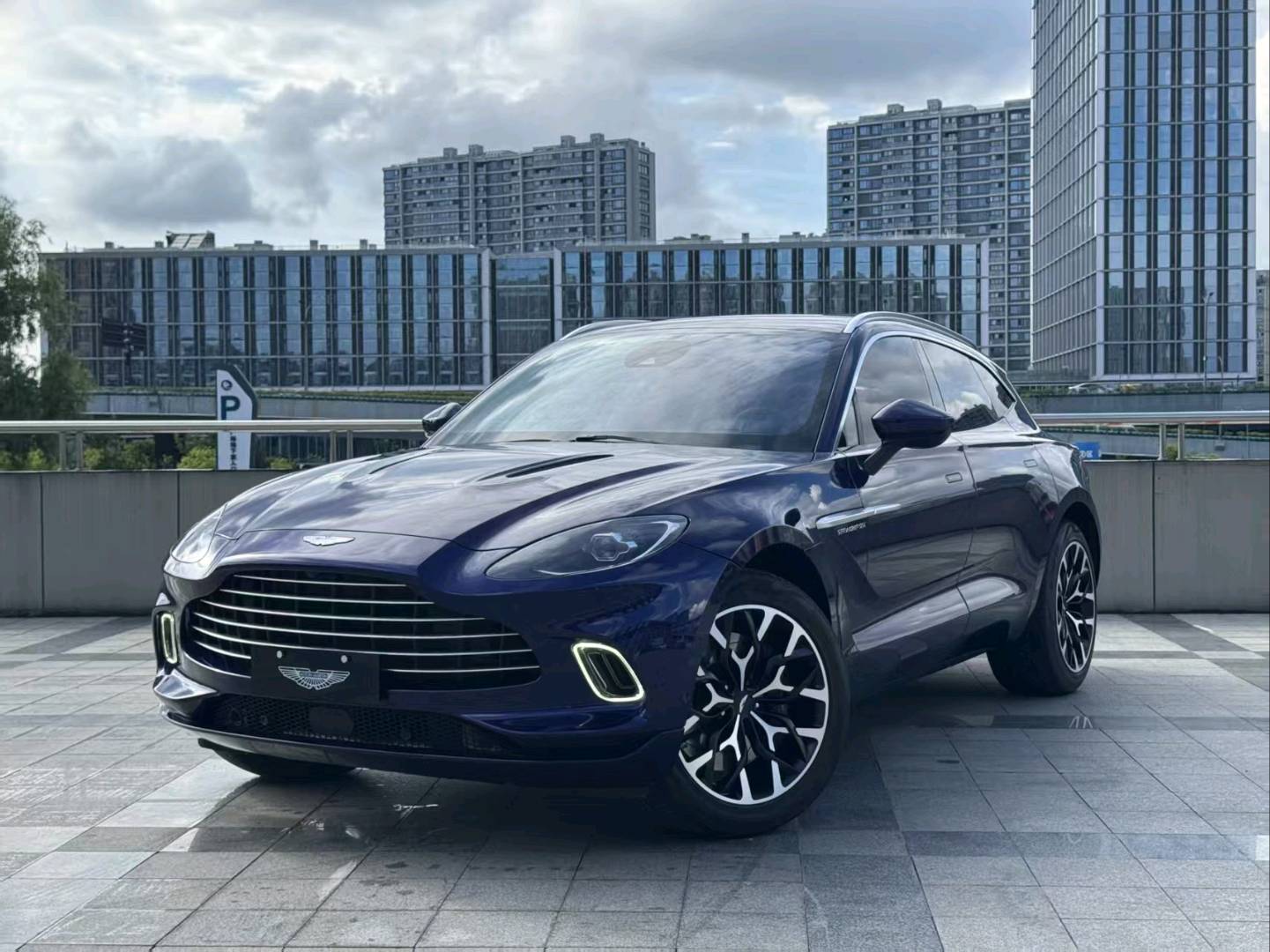 阿斯顿马丁DBX蓝色2022年11月