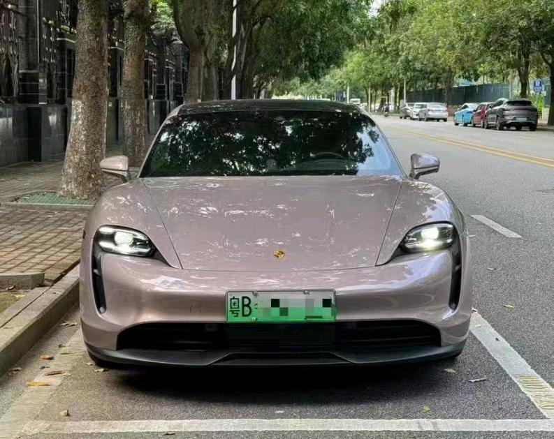 保时捷Taycan冰莓粉2023年12月