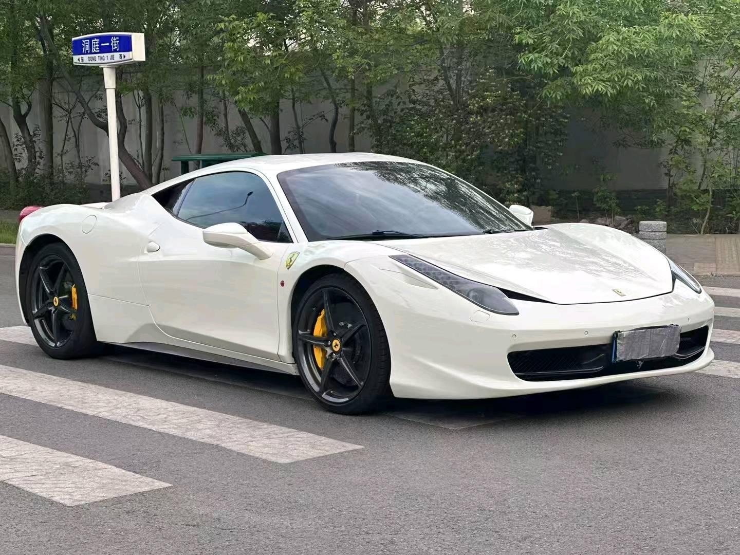 法拉利458白色2014年12月