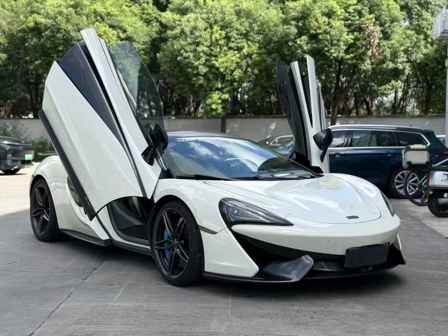 迈凯伦570白色2017年06月