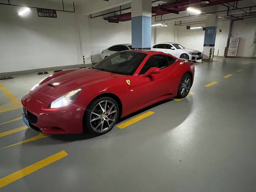 法拉利California T红色2014年06月