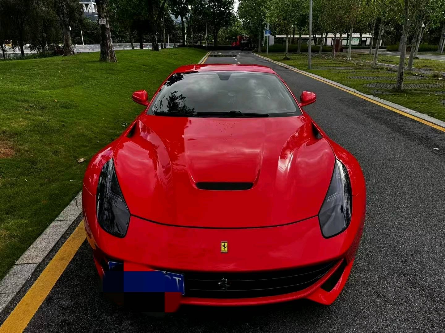 法拉利F12 berlinetta白色2013年05月