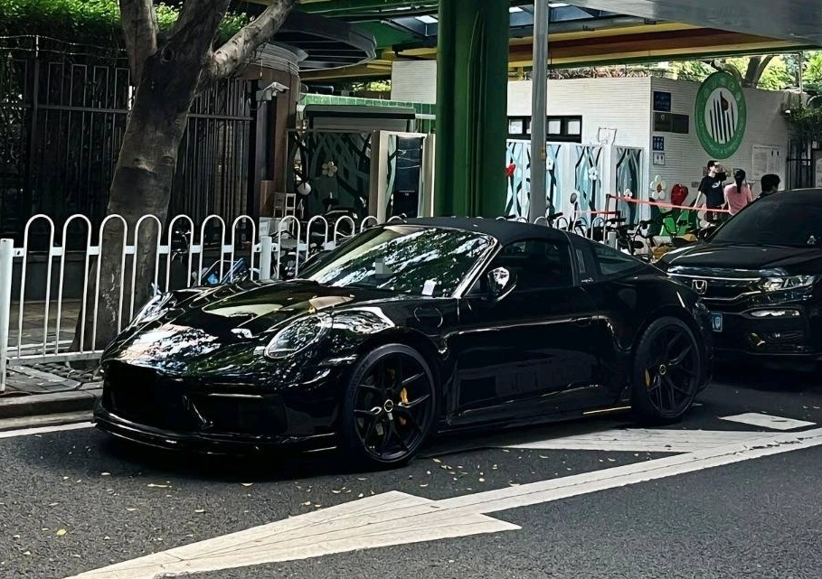 保时捷911黑色2023年04月