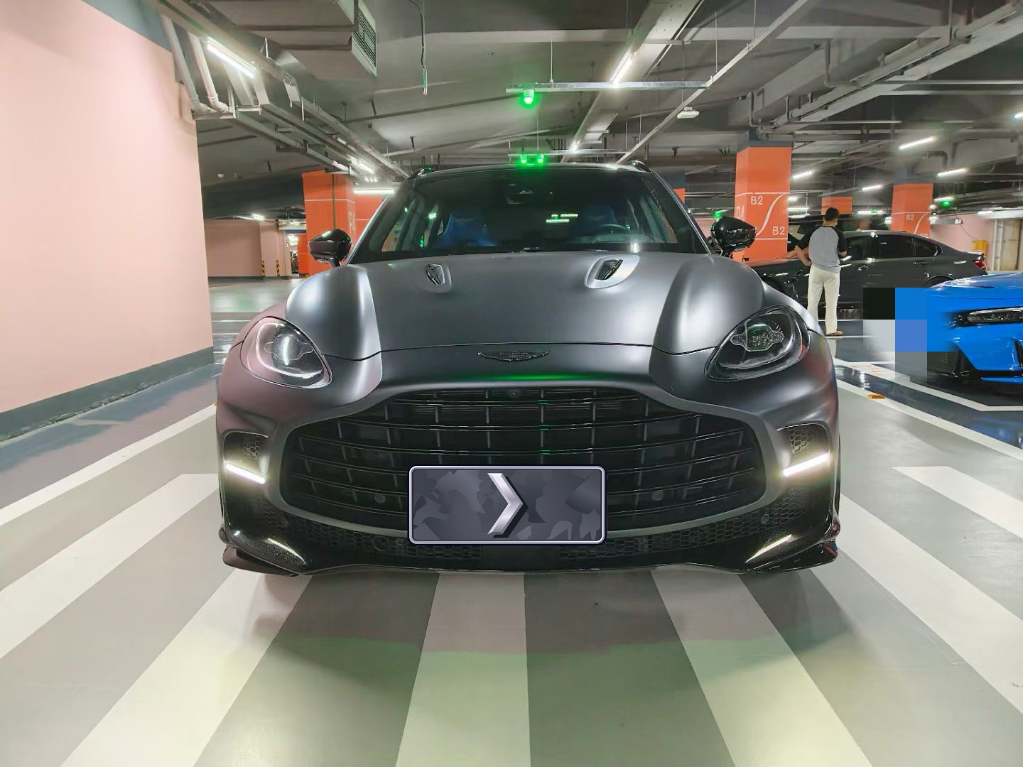 阿斯顿马丁DBX灰色2024年01月