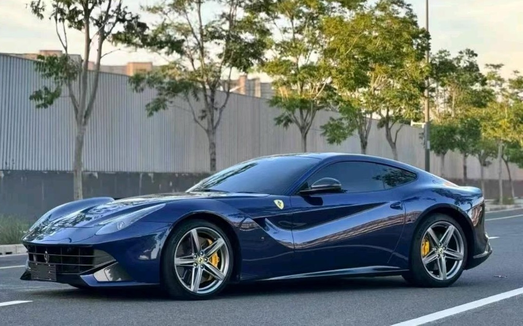 法拉利F12 berlinetta蓝色2016年01月