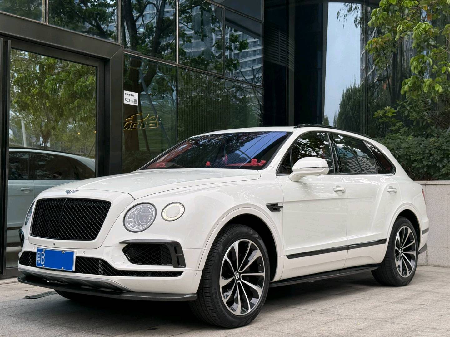 宾利添越 白色2016年11月