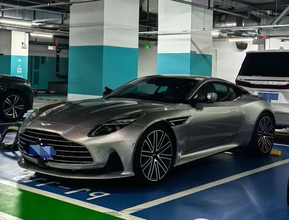 阿斯顿马丁DB12灰色2024年10月