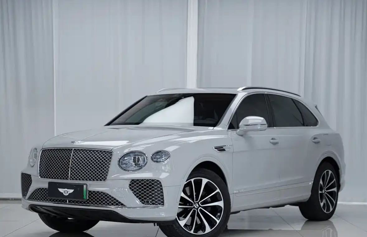 宾利添越插电混动银灰色2021年09月