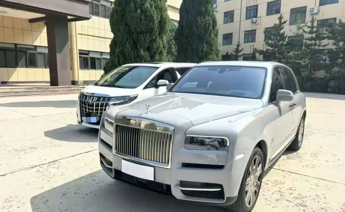 劳斯莱斯库里南银灰色2022年08月