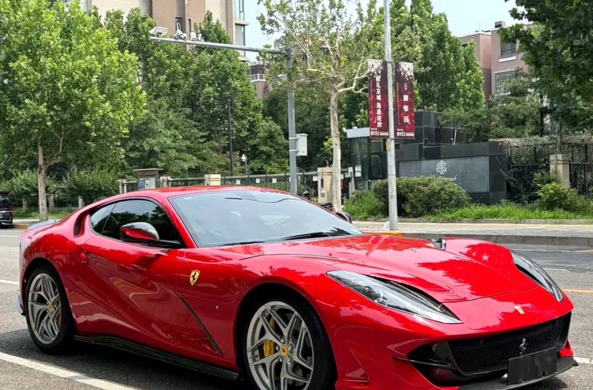 法拉利812红色2018年10月