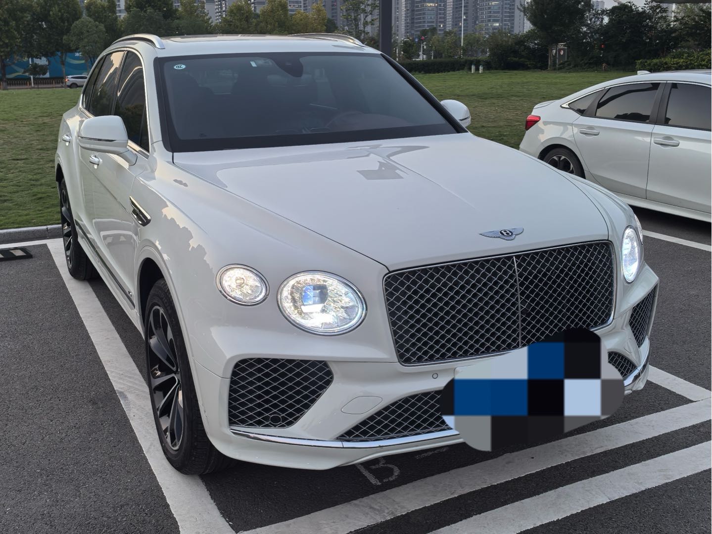 宾利添越 白色2021年04月