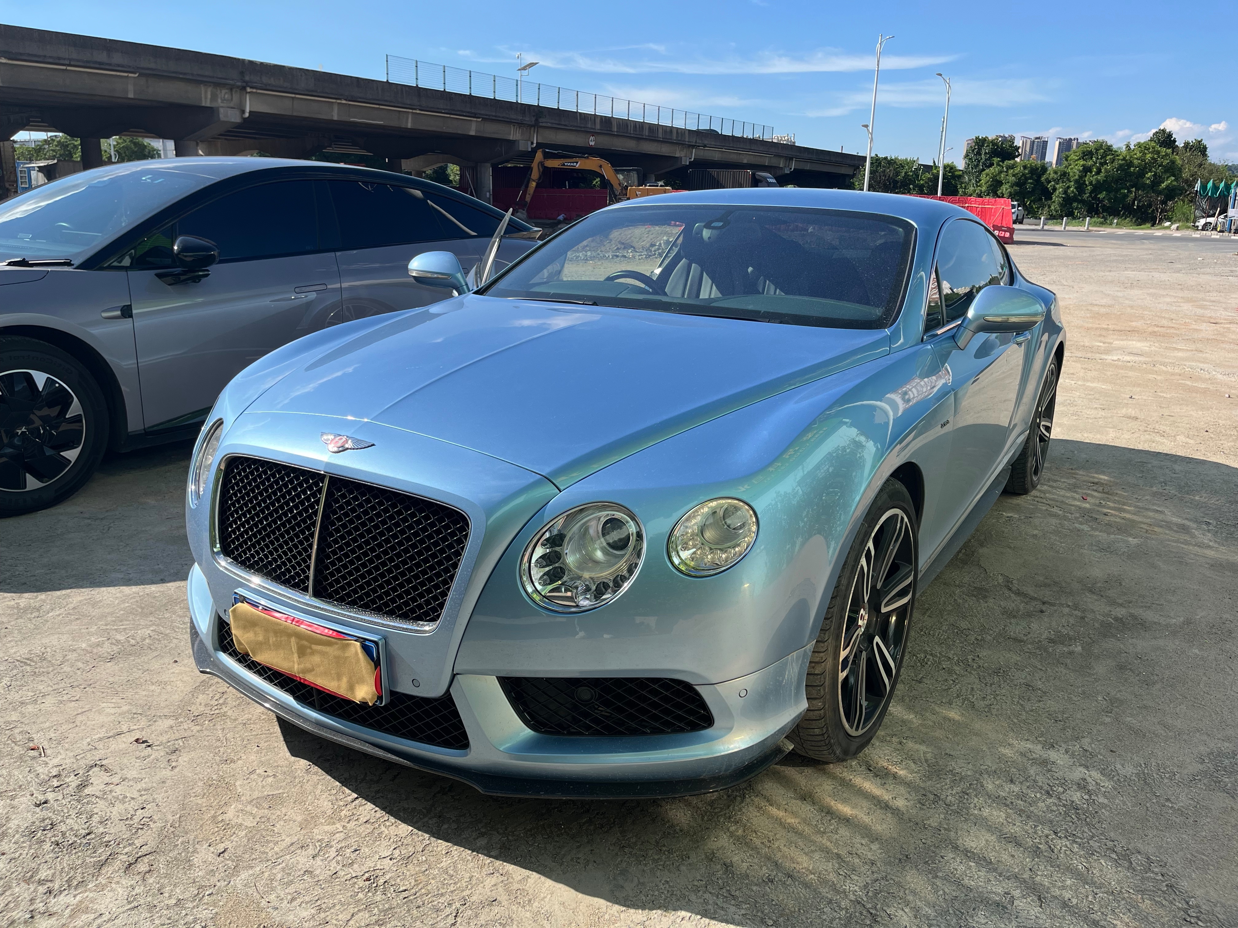 宾利欧陆GT蓝色2015年10月