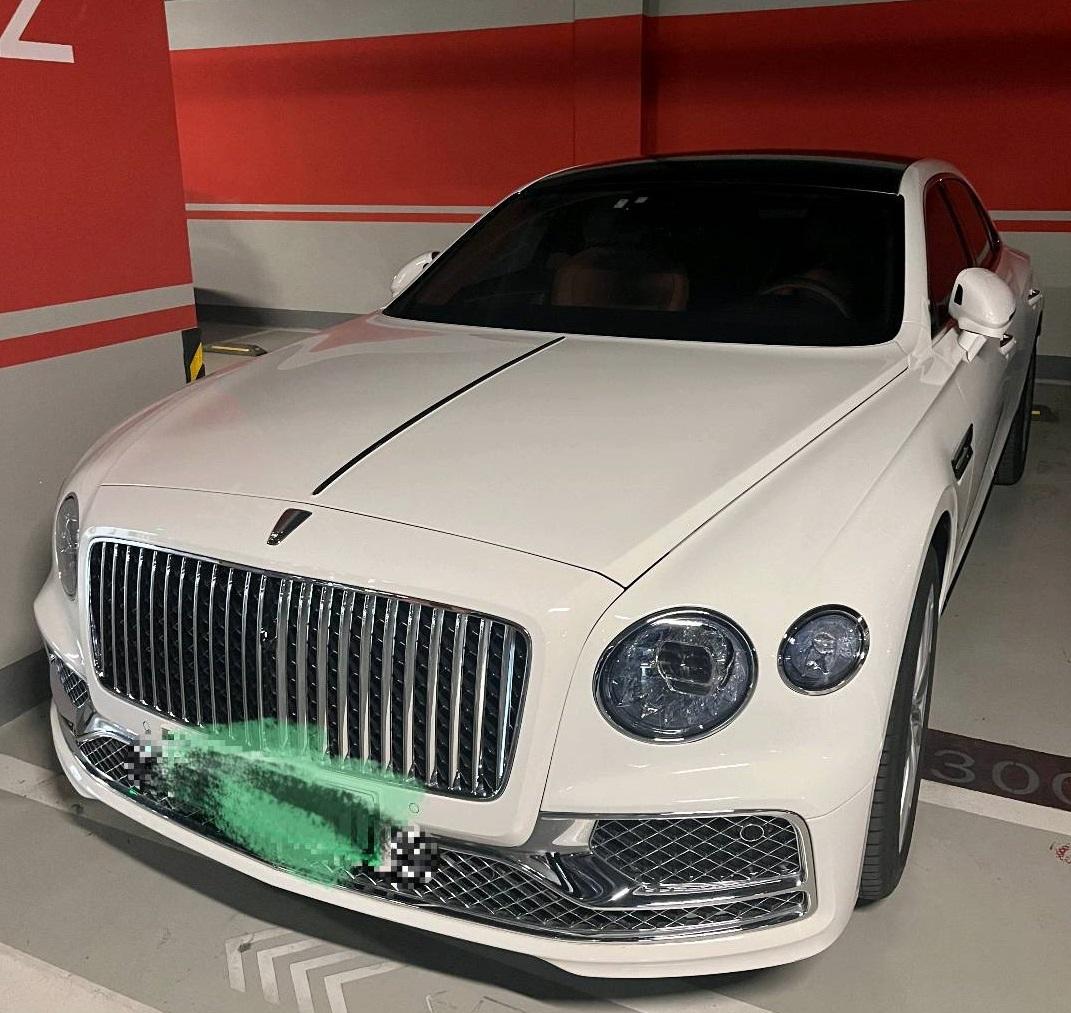 宾利飞驰插电混动白色2022年10月