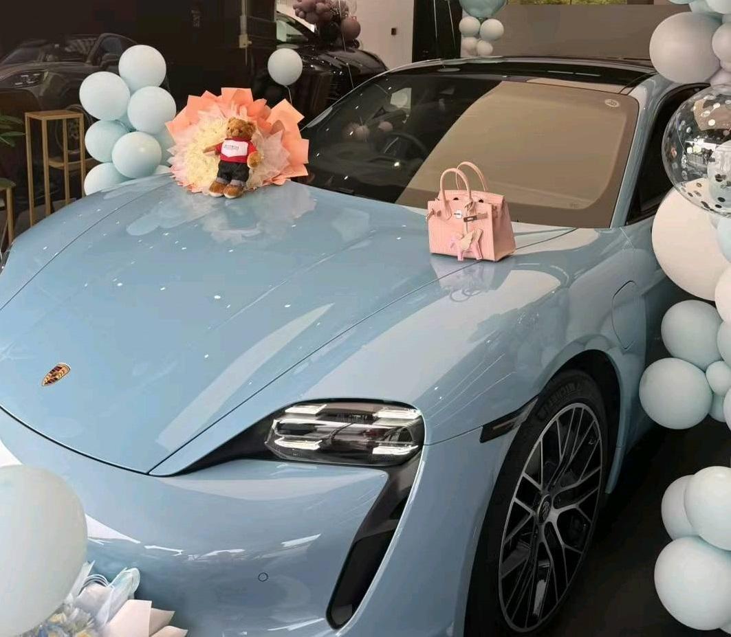 保时捷Taycan蓝色2021年06月