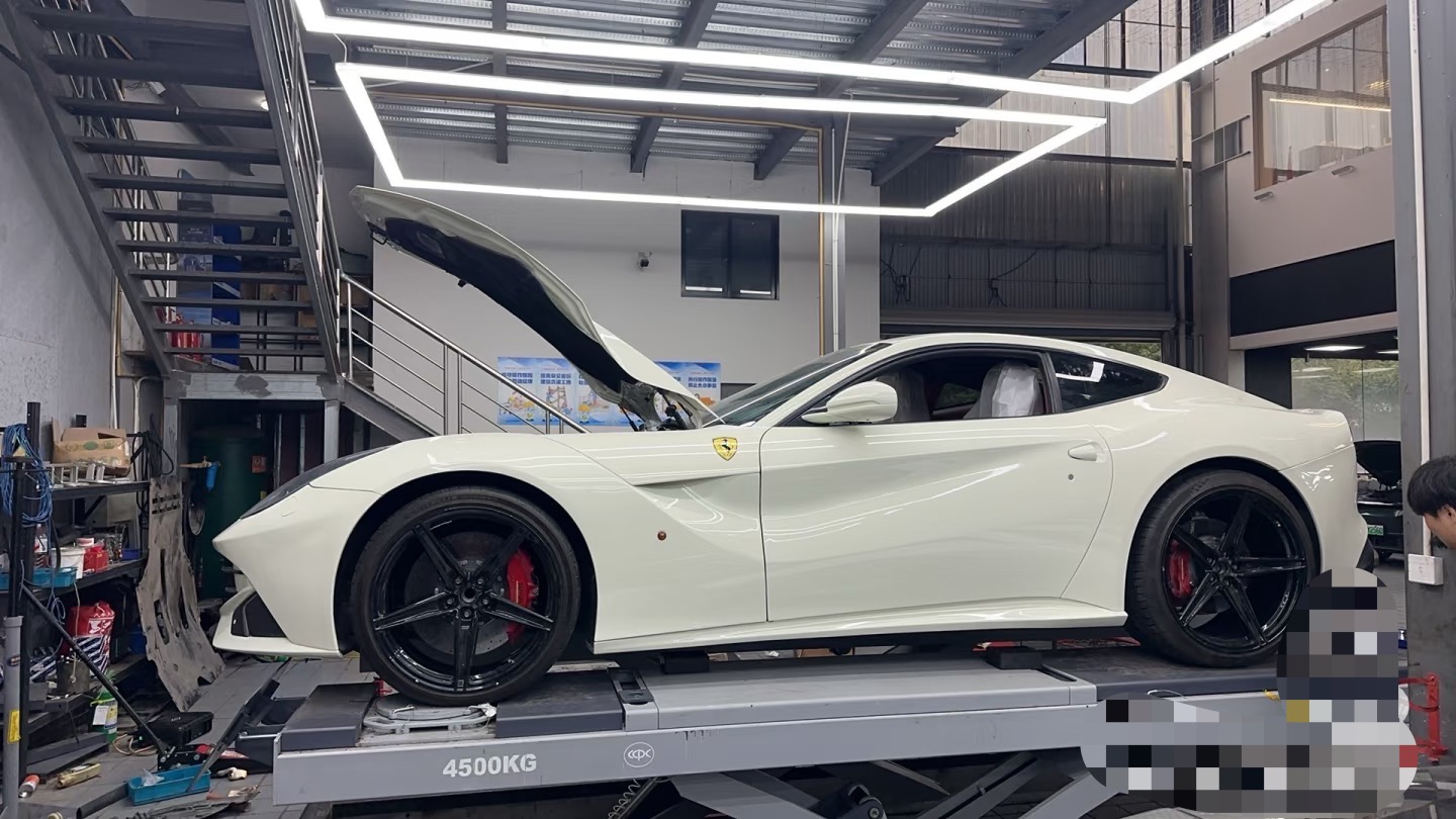 法拉利F12 berlinetta白色2014年07月