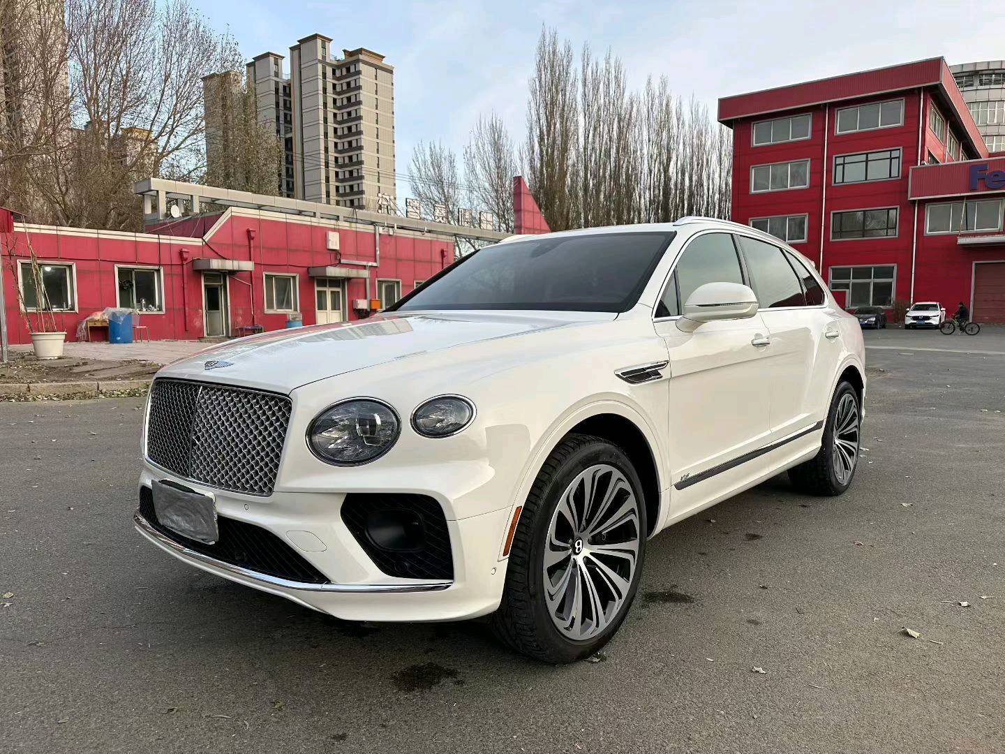 宾利添越 白色2022年04月