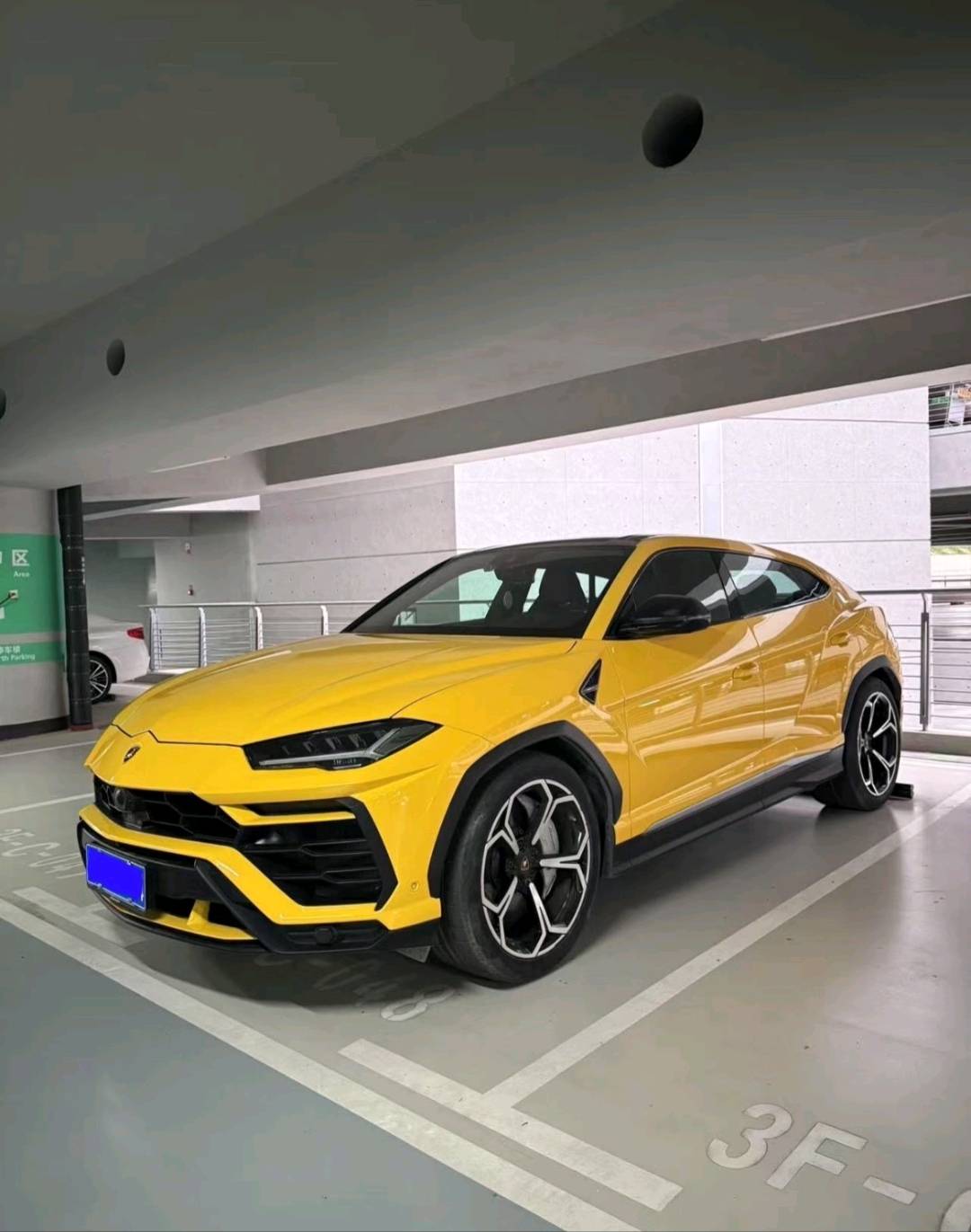 兰博基尼Urus黄色2020年06月