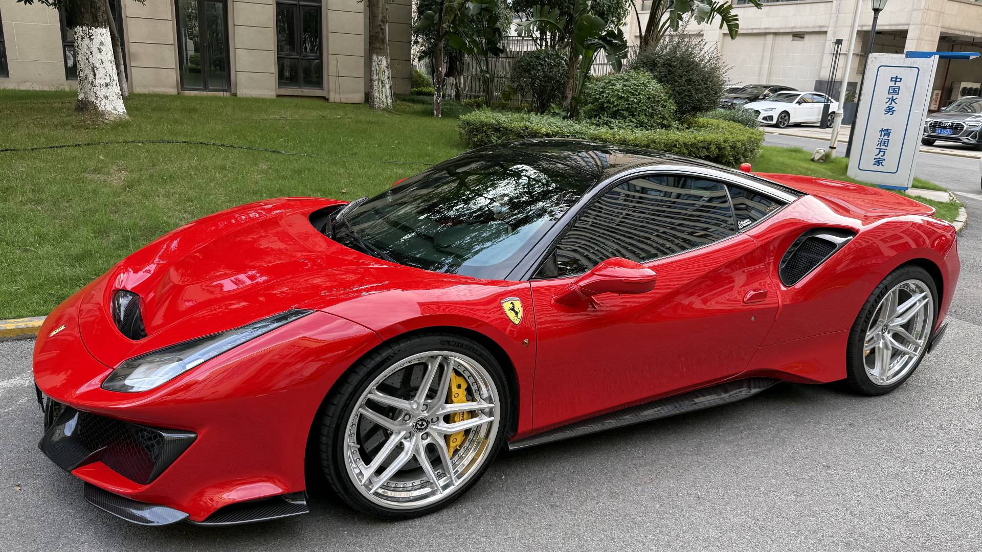 法拉利488红色2017年12月