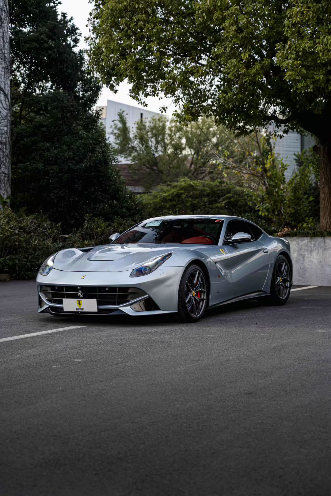 法拉利F12 berlinetta银灰色2014年02月