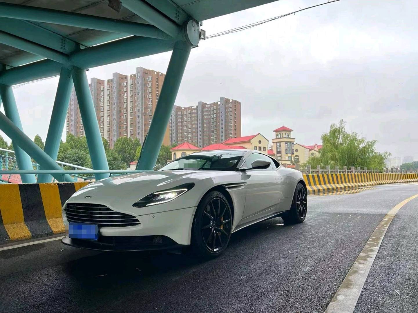 阿斯顿马丁DB11 黄色2018年06月