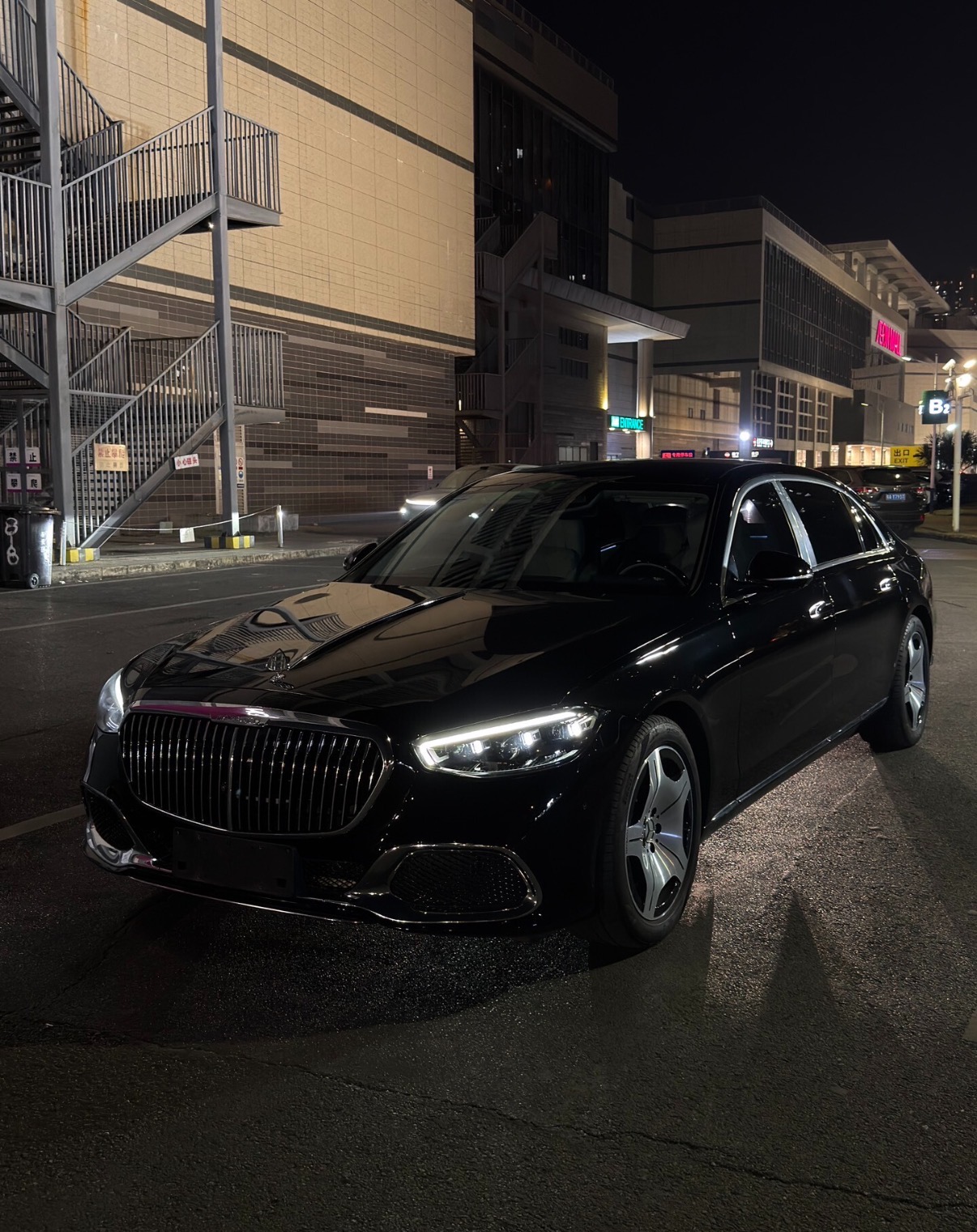 奔驰迈巴赫S级黑色2023年05月