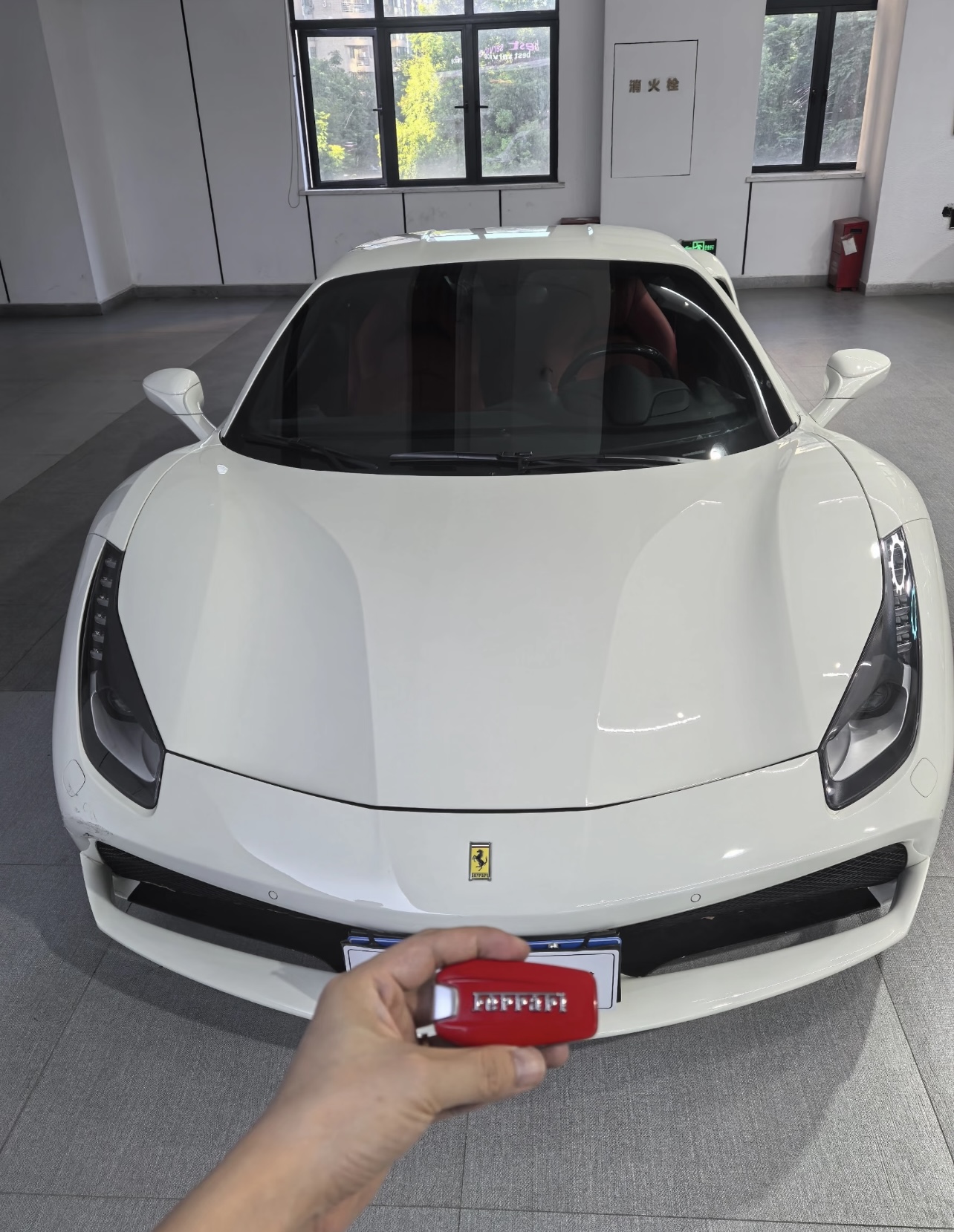 法拉利488白色2018年05月