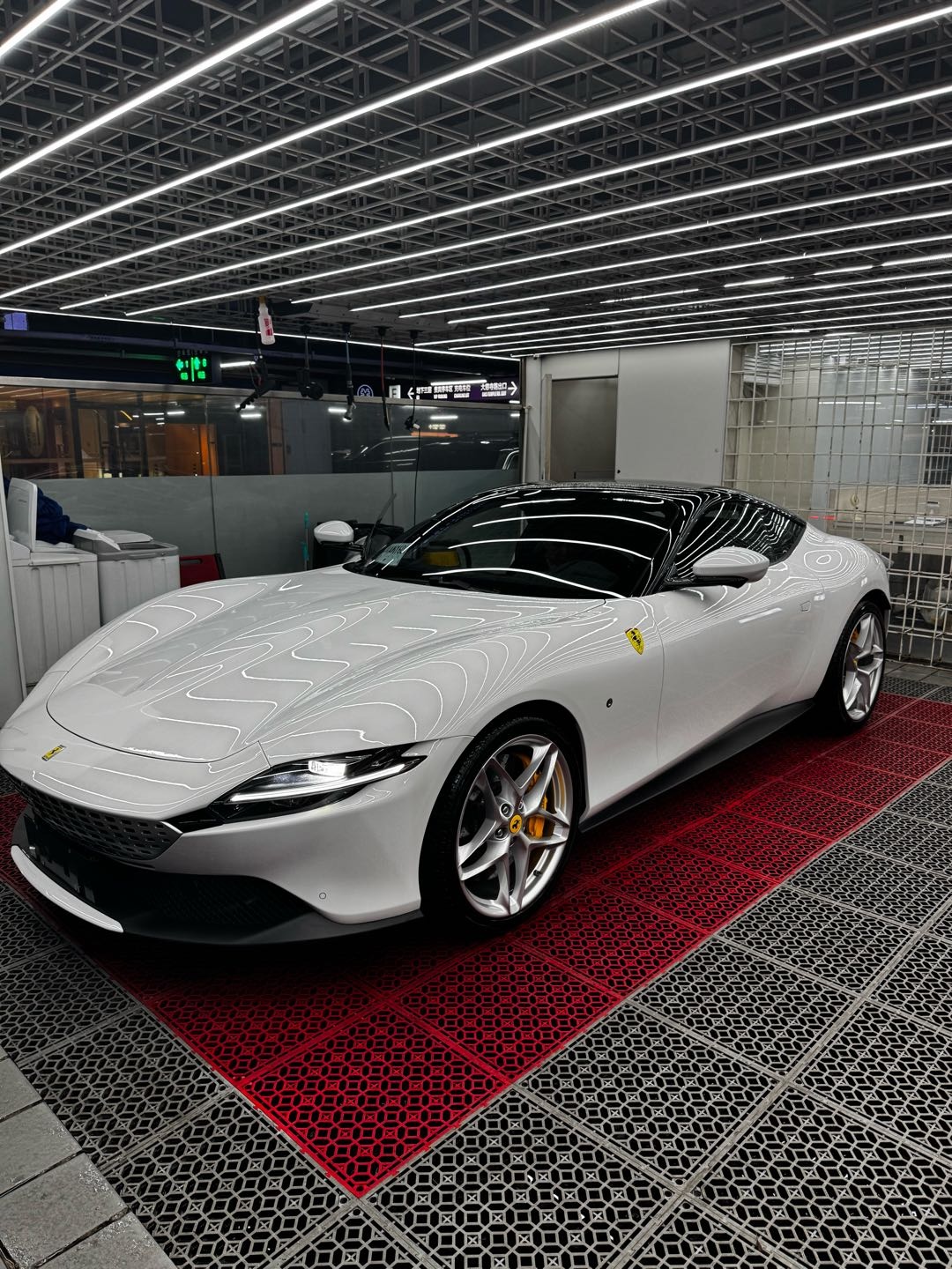 法拉利Roma白色2021年01月