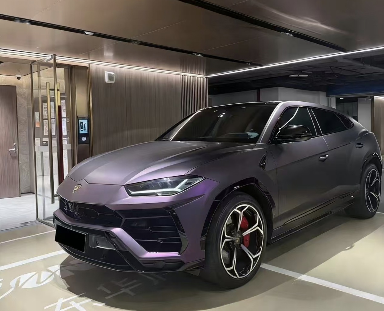 兰博基尼Urus白色2021年06月