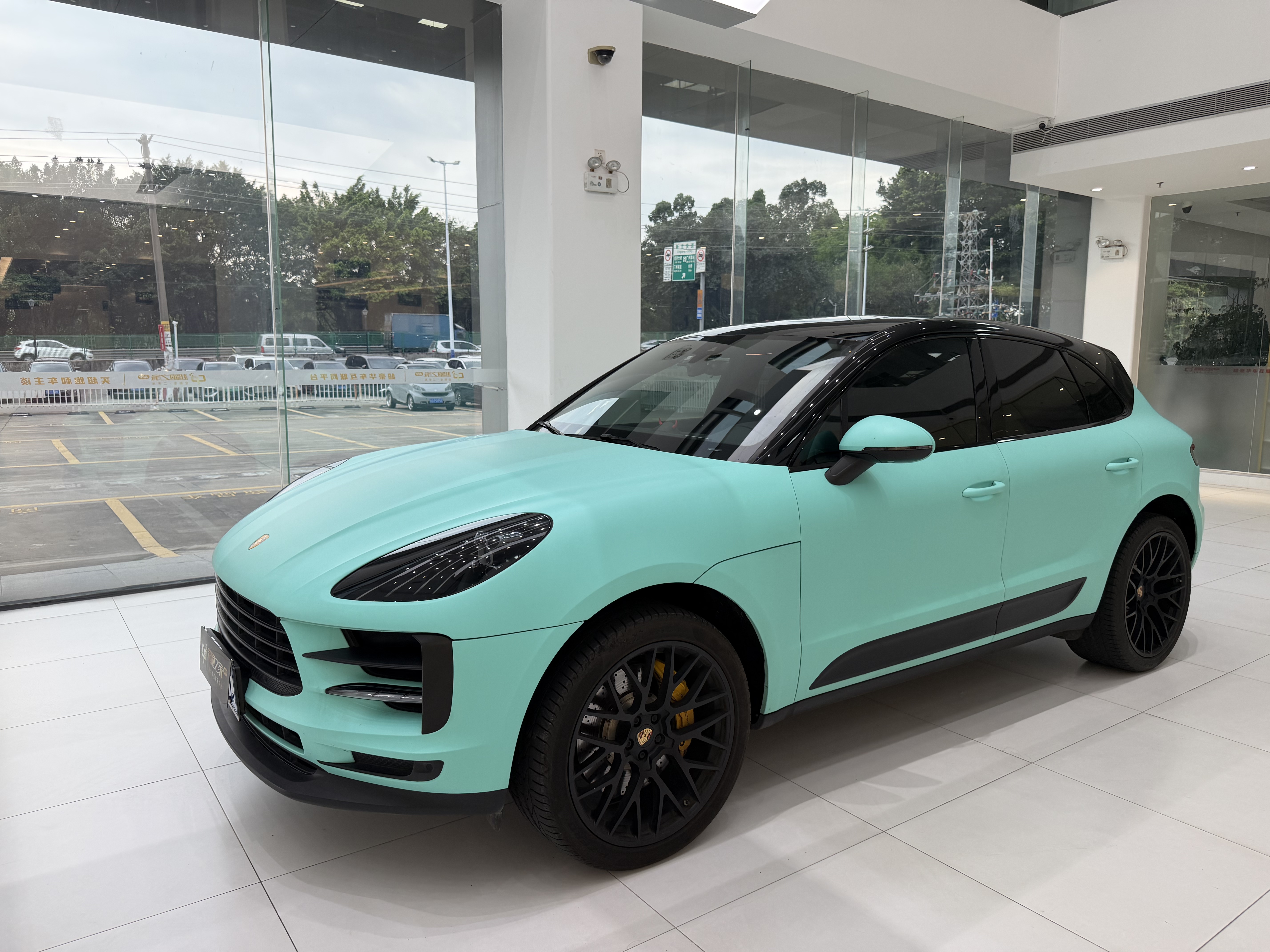 保时捷Macan白色2021年12月