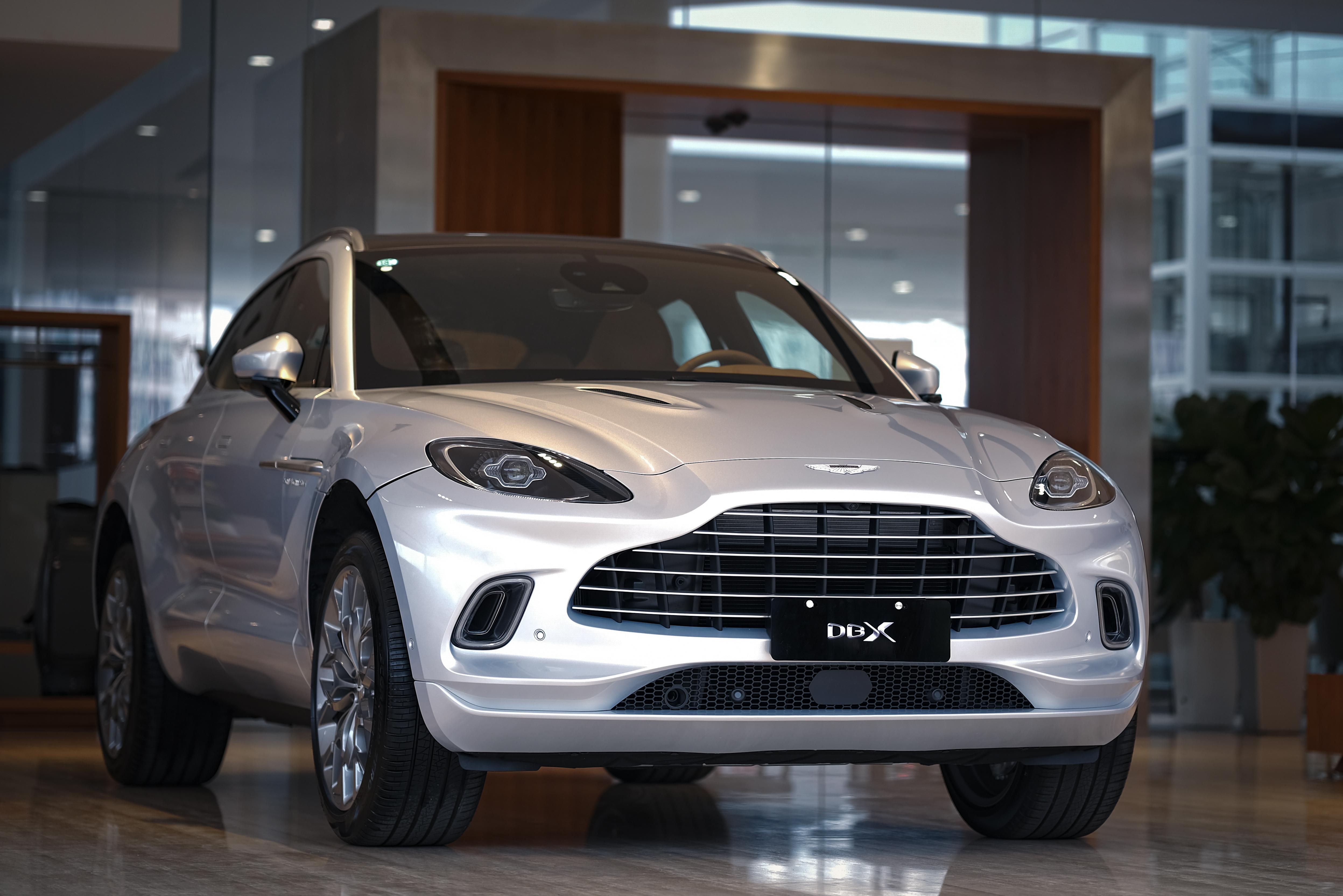 阿斯顿马丁DBX白色2023年04月