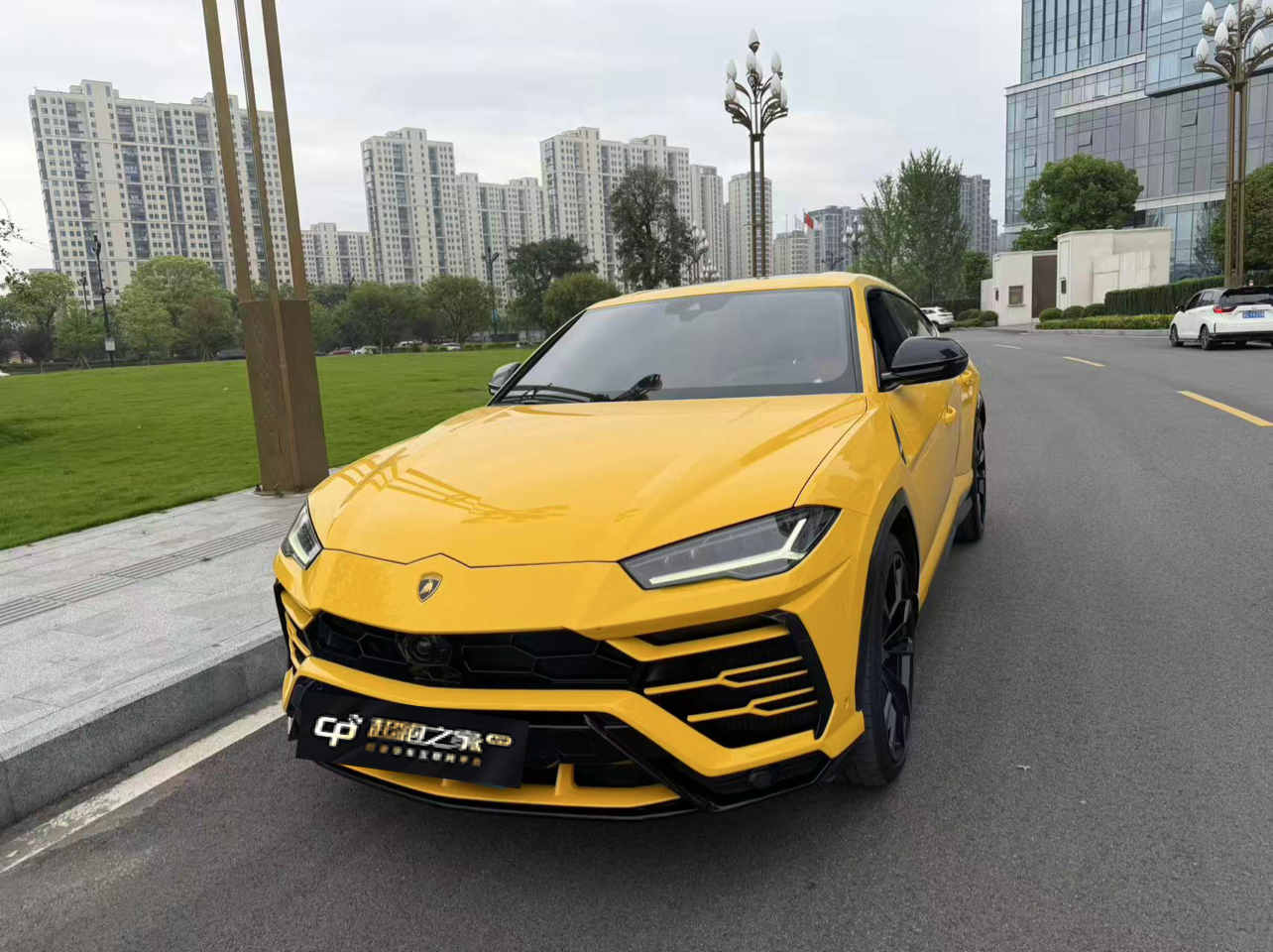 兰博基尼Urus黄色2019年04月