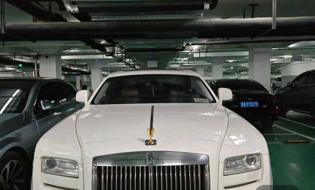 劳斯莱斯古思特白色2010年09月