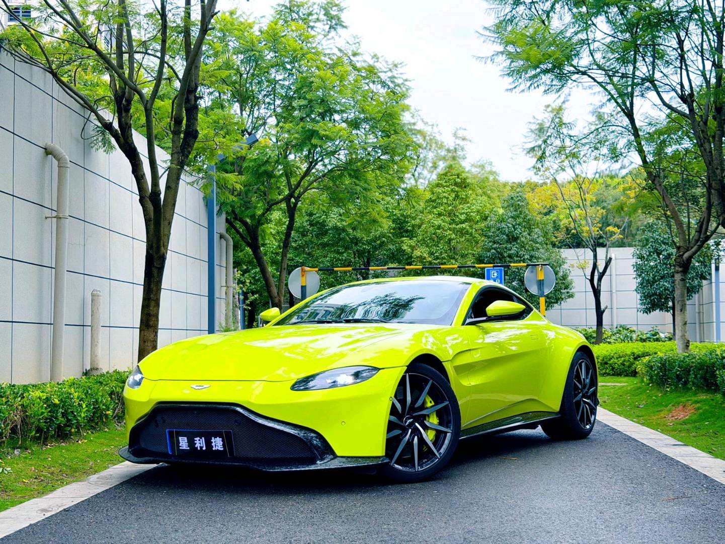 阿斯顿马丁Vantage 绿色2019年10月