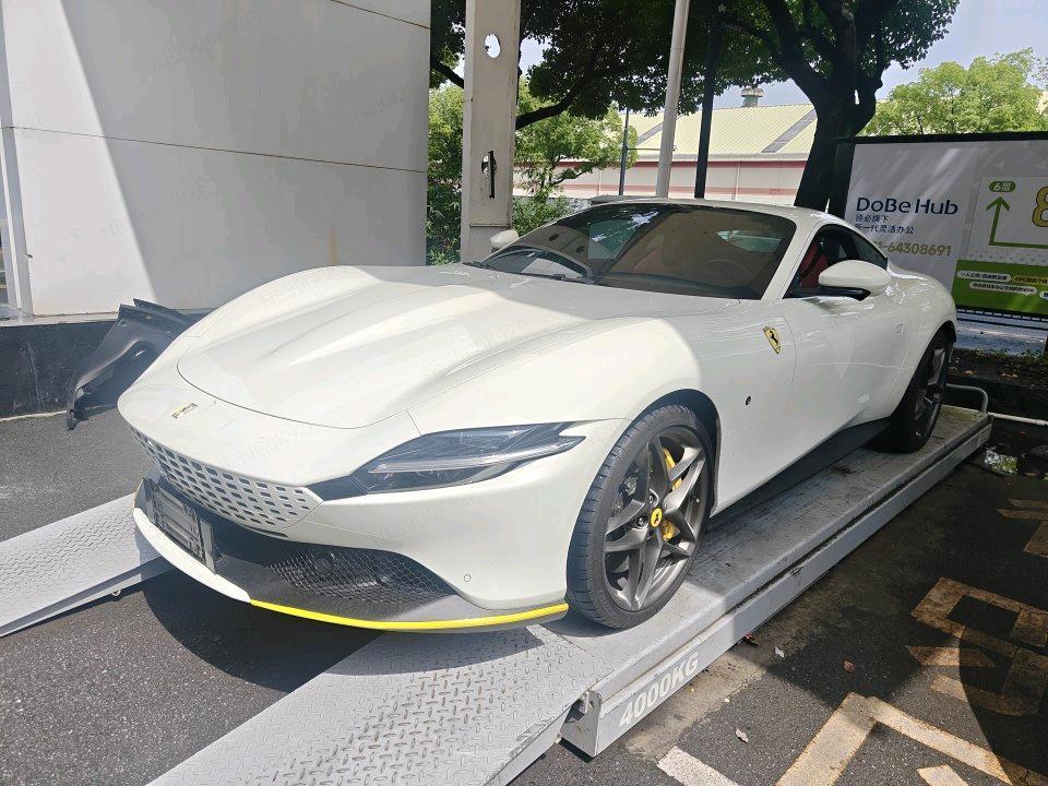法拉利Roma白色2024年01月