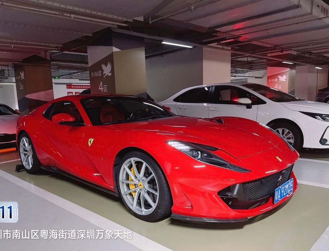 法拉利812红色2022年02月