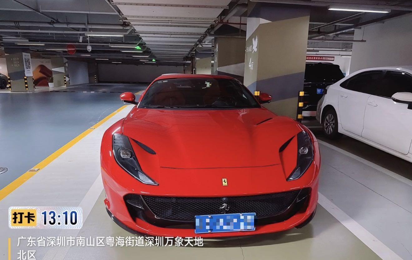 法拉利812红色2022年02月